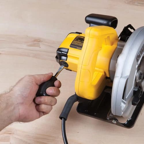 Serra Circular 184mm Dewalt Dwe560 1400w 5500rpm Com Disco De 18 Dentes Amarelo 220v 50 4